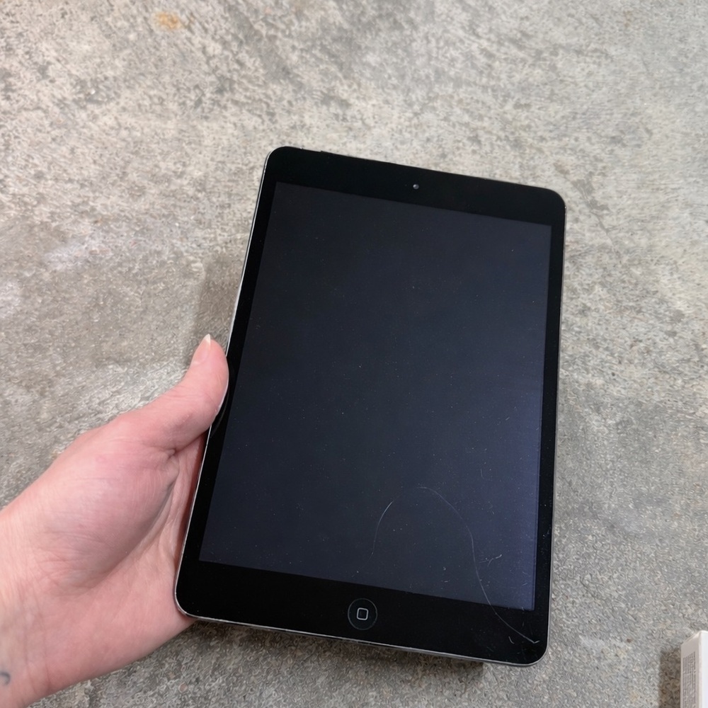 Apple iPad Mini 2 For Parts Cracked Screen No Display + New Cable - Picture 2 of 9